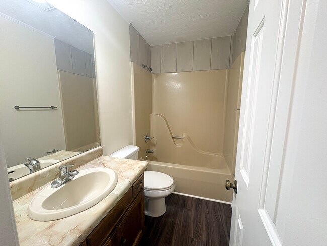 Foto del edificio - 1348 Woodland Ave