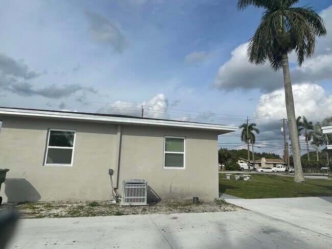 Building Photo - 3890 Lakewood Rd