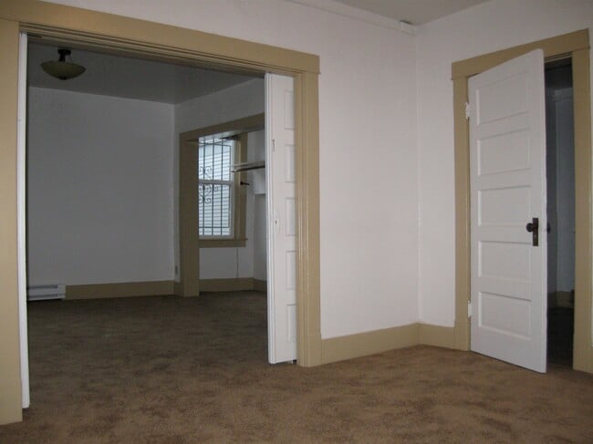 Building Photo - 104 21st Ave