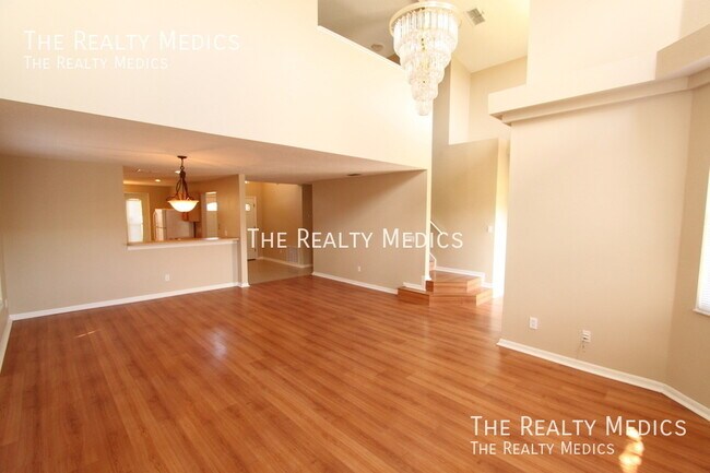 Building Photo - Huge 4 bedroom, 2.5 bath home in East Orlando