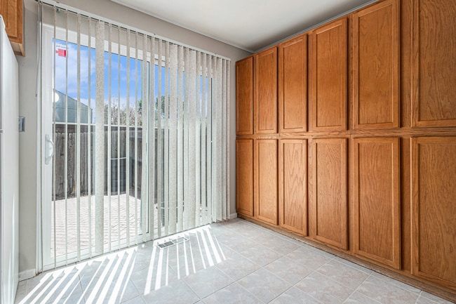 Building Photo - Charming Townhouse with Gas Fireplace & Ba...