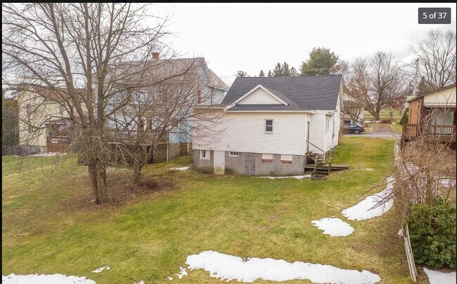 Large Back Yard - 162 E College Ave