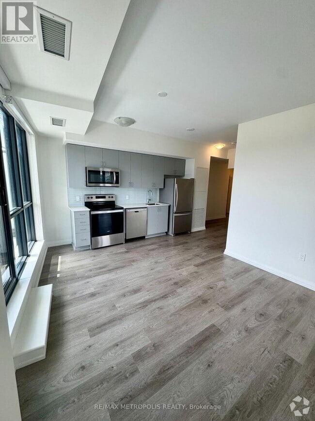 Building Photo - 325-325 Yorkland Blvd