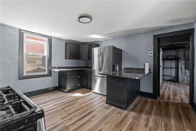 Foto del edificio - 813 Bower Hill Rd