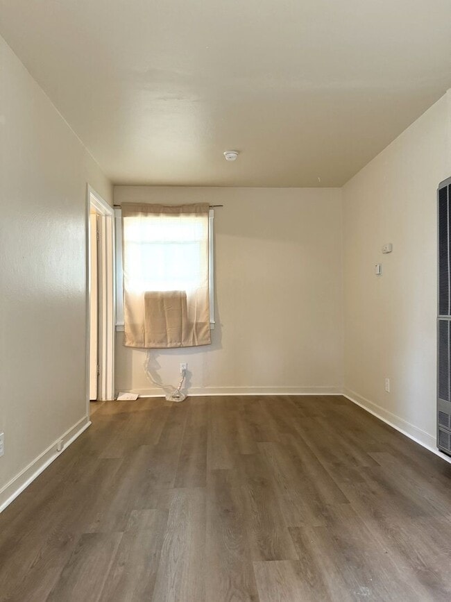 Building Photo - Sweet 2/1 Available NOW!!!