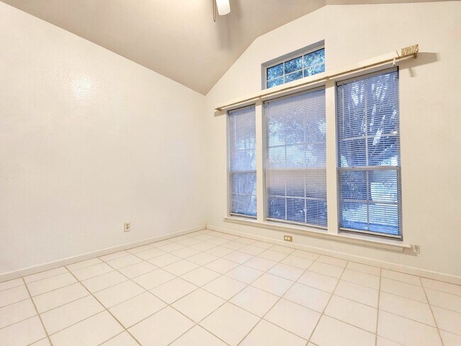 Building Photo - 4605 High Pointe Dr