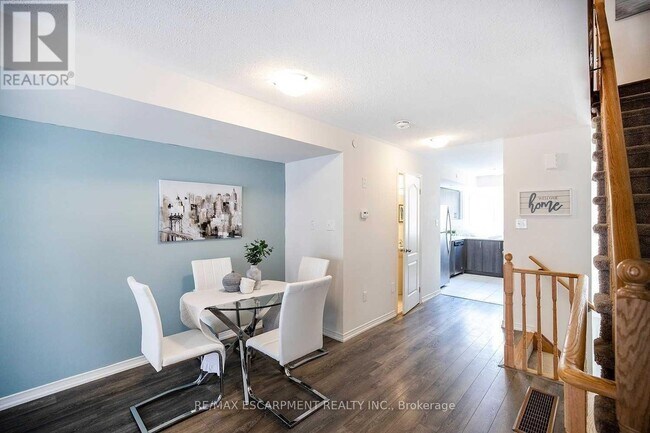 Photo du bâtiment - 2213 Chevron Prince Path