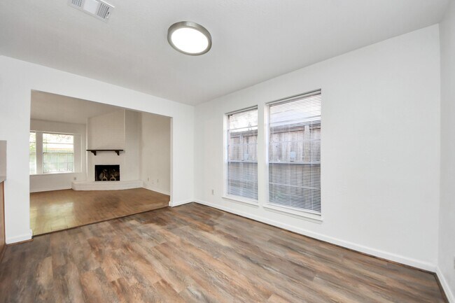 Foto del edificio - 5306 Mossgrey Ln