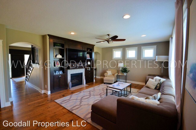 Building Photo - 4 br, 3.5 bath House - 15407 Maple Dr