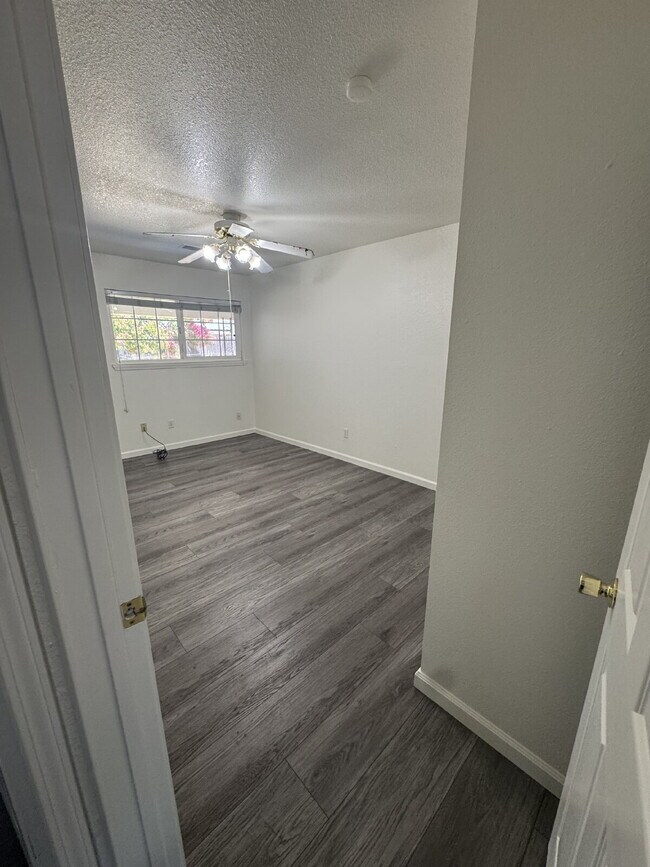 Foto del edificio - Price Drop! $2250. for the first 6 months