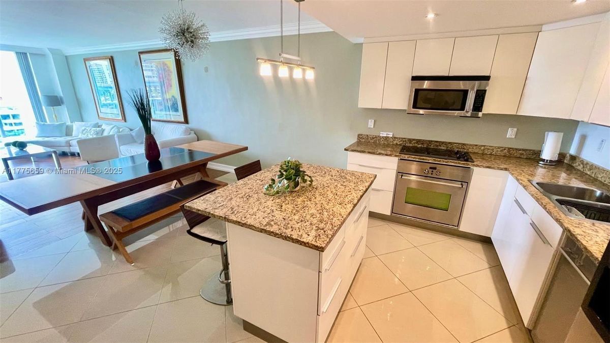 Foto principal - 19390 Collins Ave