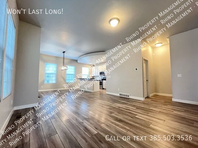 Building Photo - 3 Bedroom/3.5 Bathroom Townhome in South J...