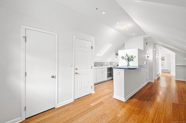 Building Photo - 21 Quintard Terrace