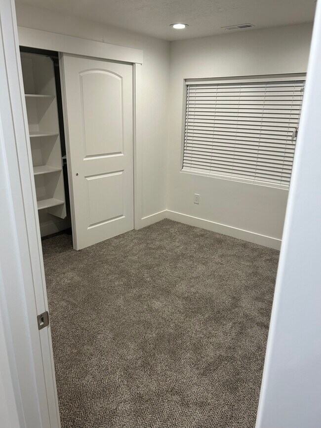 Basement bedroom - 1987 N 4040 W