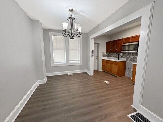 Foto del edificio - 3 Bedroom Home with Basement, Laundry Area & Bright Living Space