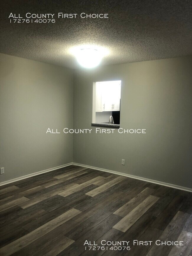 Foto del edificio - Updated 3rd floor condo with water views.