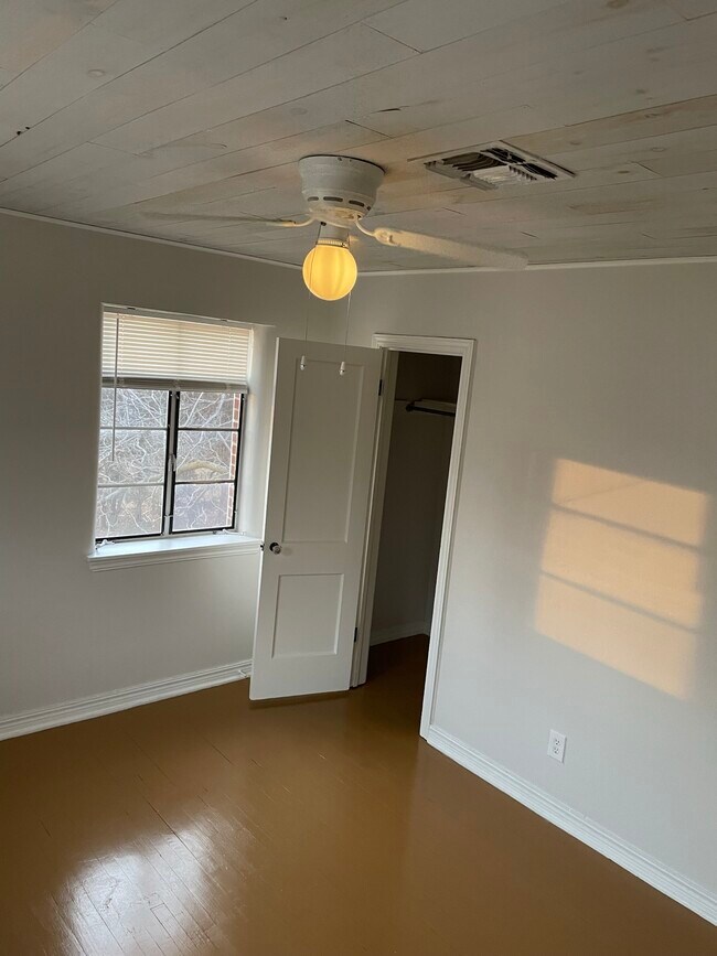 1st Bedroom - 646 N Bluff Ave