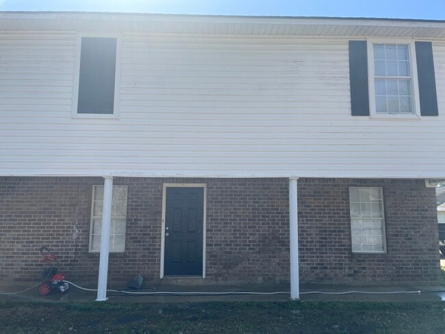 Building Photo - 142 Rebel Land Cir