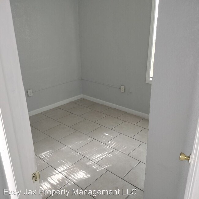 Building Photo - 3 br, 1.5 bath House - 1627 W 11th St