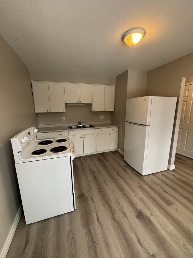 Photo du bâtiment - 716 Indian Rd N