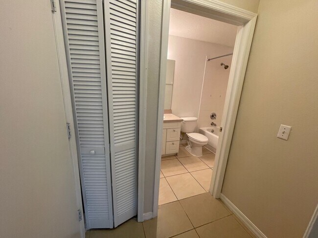 Foto del edificio - Cozy 1 Bedroom/Studio Style, 1 Bathroom Condo. All Utilities included