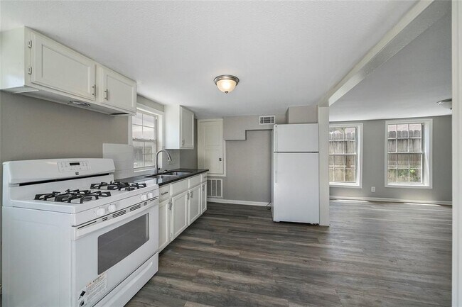 Building Photo - 5244 Leeland St