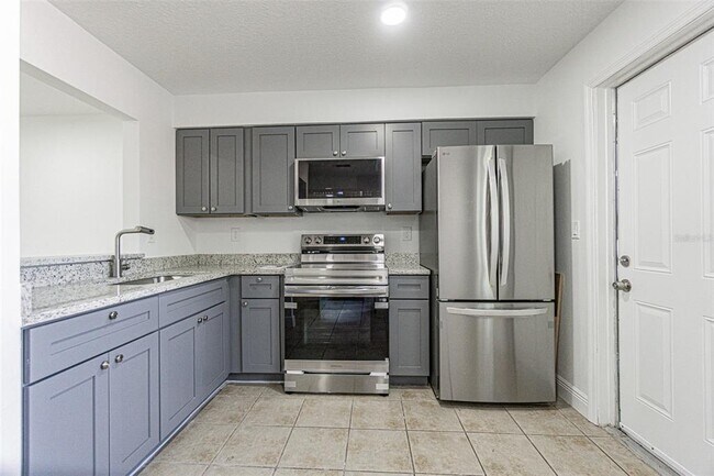 Building Photo - 556 Clearwater Largo Rd