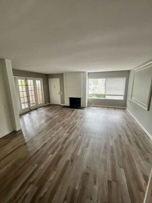 Building Photo - For Rent: 3 Bed, 2.5 Bath Townhome in University City