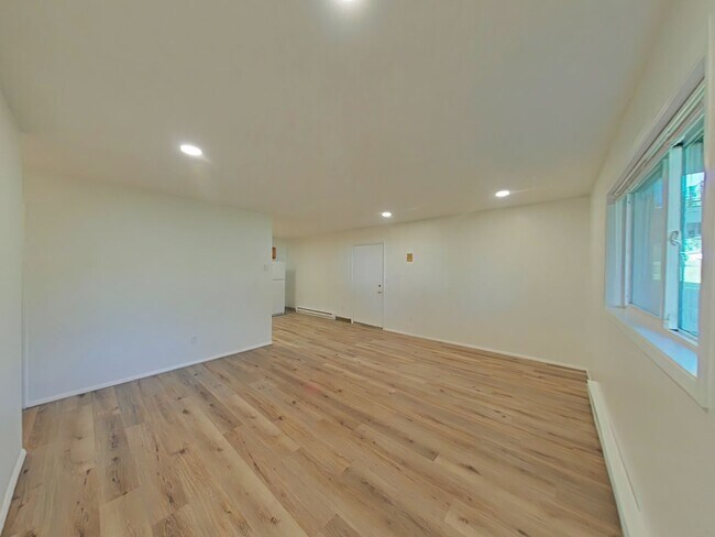 Foto del edificio - 2 bedroom 1 bathroom apartment in the heart of town!