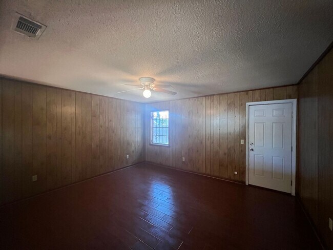 Building Photo - Home For Rent