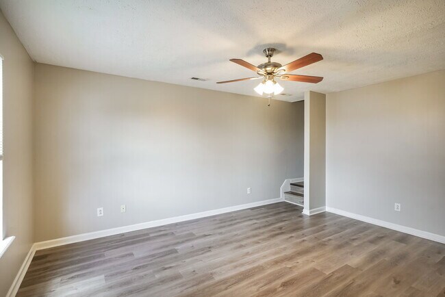 Building Photo - 1204 Smalls Ct