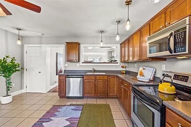 Building Photo - Updated and Spacious Home Near UMKC