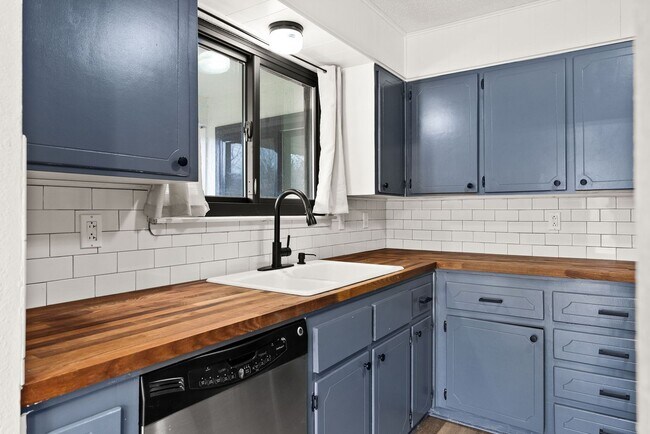 Foto del edificio - 2606 Lake Rd