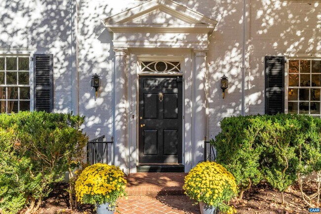 Foto del edificio - 640 Ivy Ln