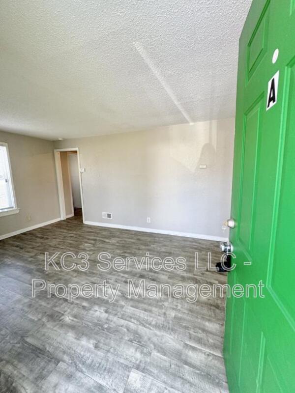 Foto del edificio - 6131 NE Vivion Rd