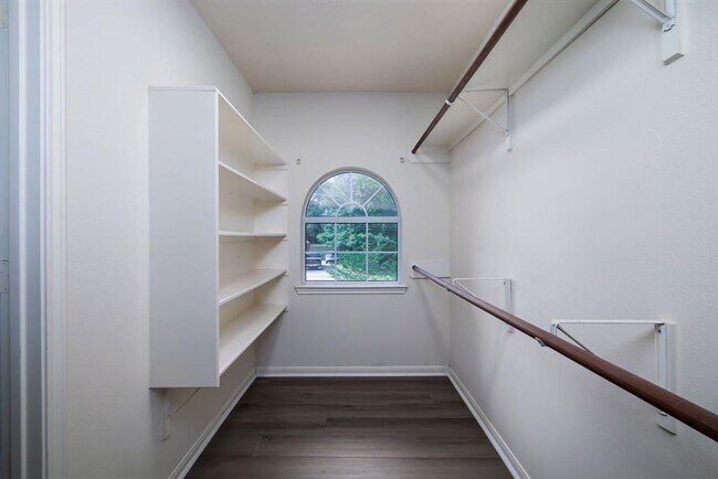 Foto del edificio - 6902 Woodland Oaks