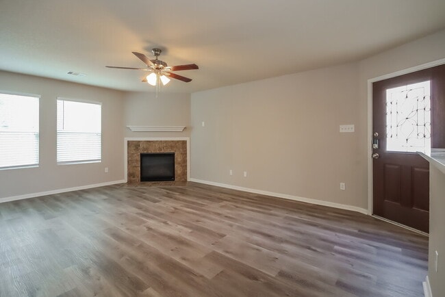 Foto del edificio - 16746 Warbler Dr