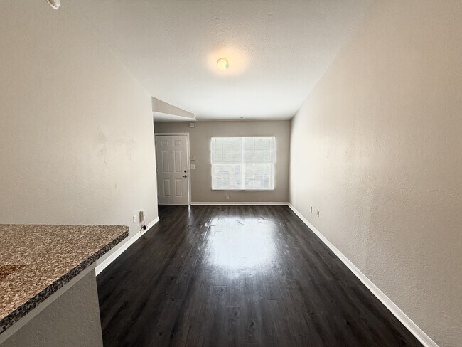 Foto del edificio - 6364 Raleigh St