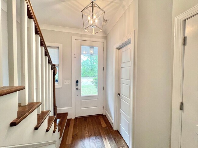 Foto del edificio - Stunning 3BD, 2.5BA Raleigh Home with Indo...