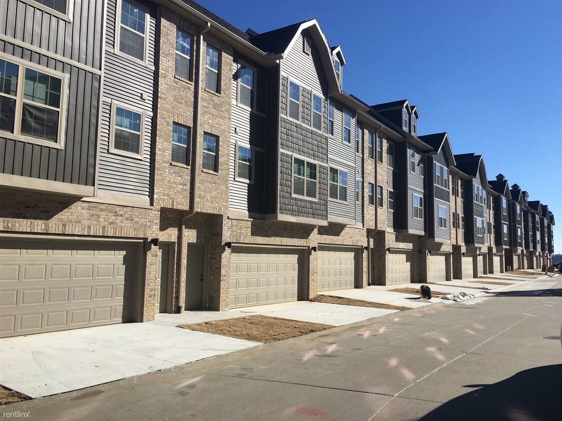 2825 W Hillshire Dr, Fayetteville, AR 72704 Townhome Rentals in