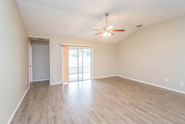 Foto del edificio - 3243 Wandering Oaks Dr