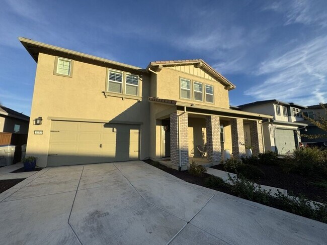 Foto del edificio - Beautiful 5-Bedroom Home with Solar