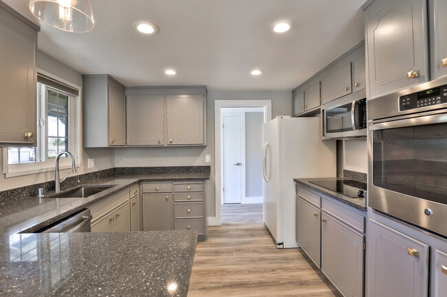 Building Photo - Move-In Ready 3BR/2BA in Highly Desired Su...