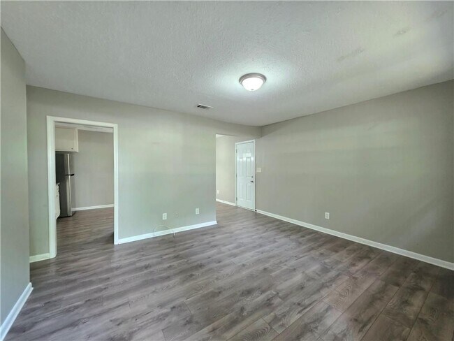 Building Photo - 3460 Meadowview Dr