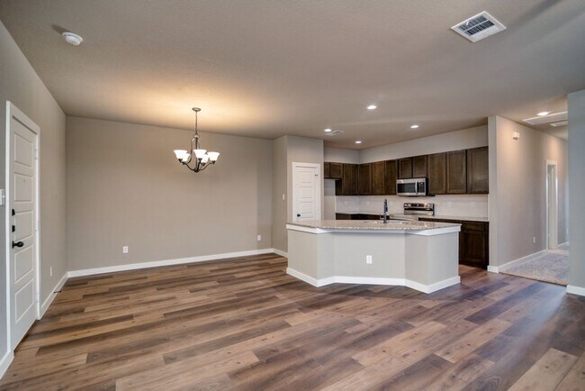 Foto del edificio - GORGEOUS 3 BEDROOM DUPLEX LOCATED IN MIDLO...