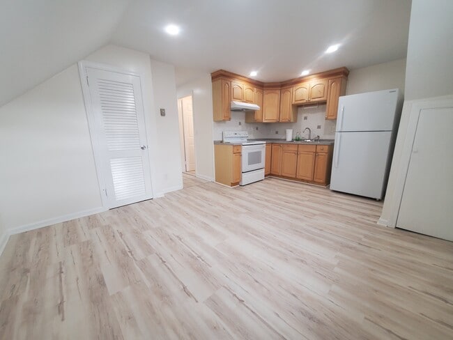 Building Photo - 54 Ferris Ave