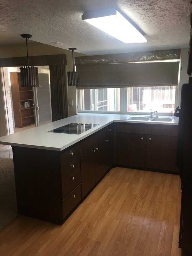 Building Photo - Condo on golf course!