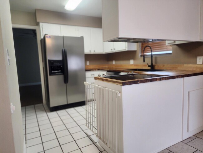 Foto del edificio - 607 Krystal Ln