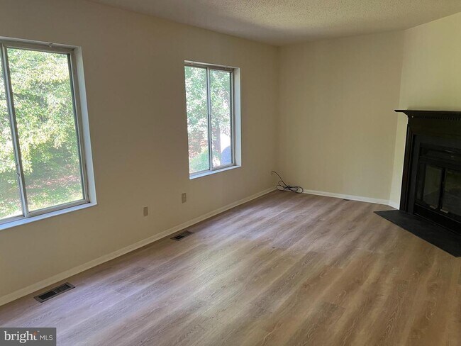 Building Photo - 5874 Jackson Oak Ct