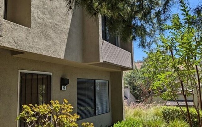 Foto del edificio - Charming 3 Bedroom, 2.5 Bath end unit Town...